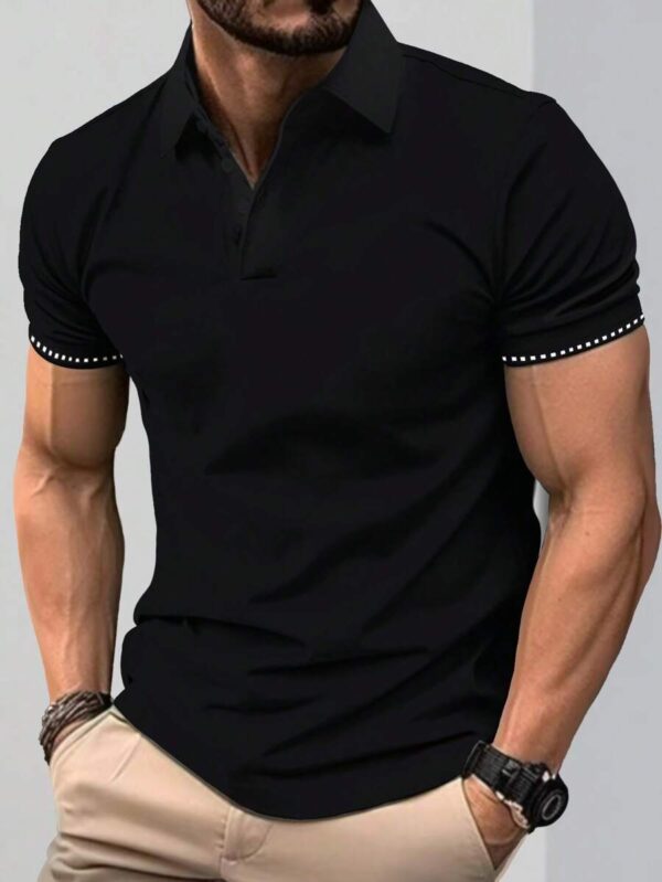Camisa polo con diseño de remaches en las mangas. Talla XL