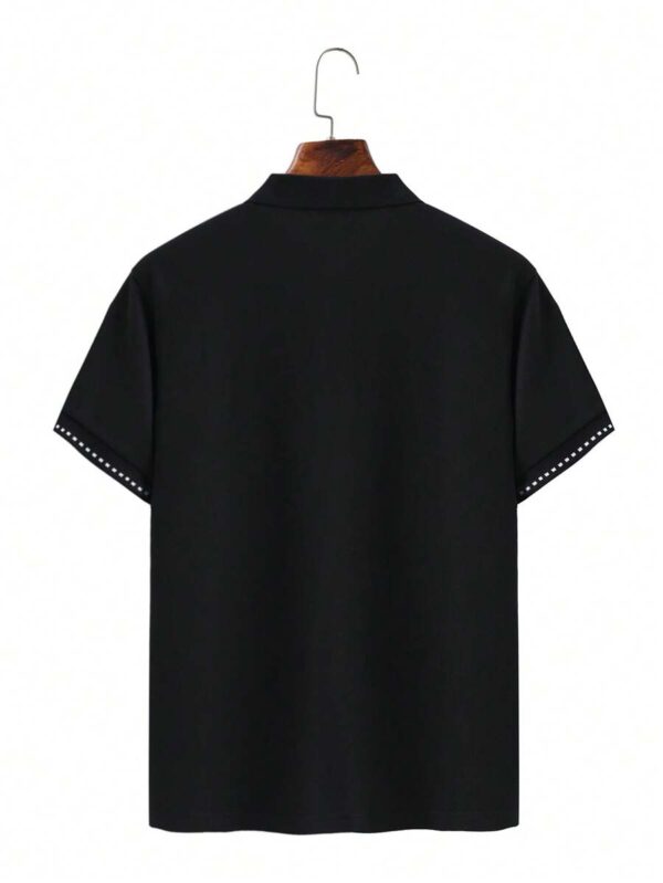 Camisa polo con diseño de remaches en las mangas. Talla XL - Imagen 2