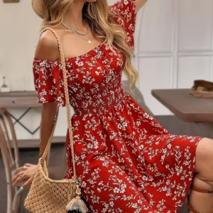 Vestido rojo de hombros descubiertos con estampado floral. Talla XXL