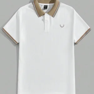 Camisa polo blanca con bordado de cornamenta, ribete en contraste. Talla XL