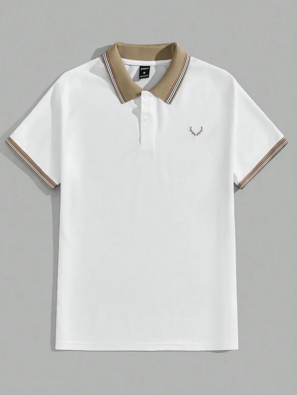 Camisa polo blanca con bordado de cornamenta, ribete en contraste. Talla XL