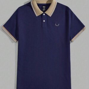 Camisa polo azul con bordado de cornamenta, ribete en contraste. Talla XL