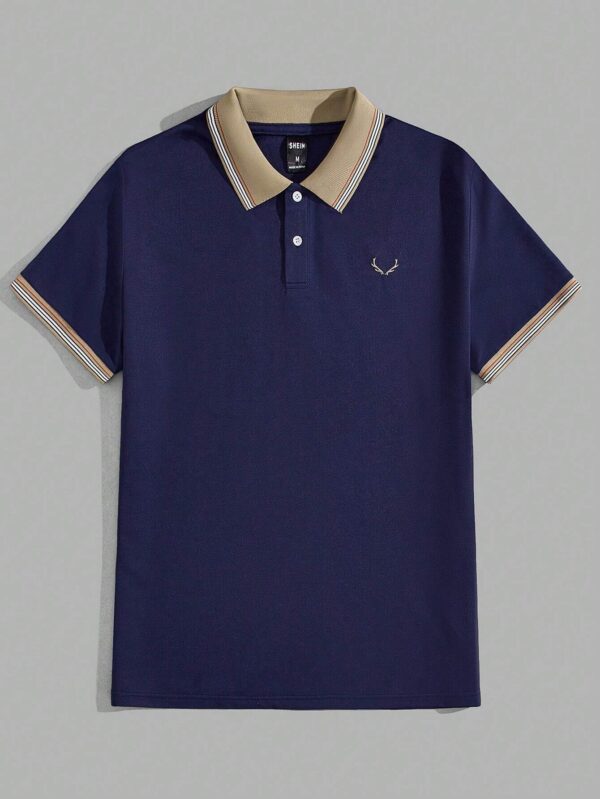 Camisa polo azul con bordado de cornamenta, ribete en contraste. Talla XL