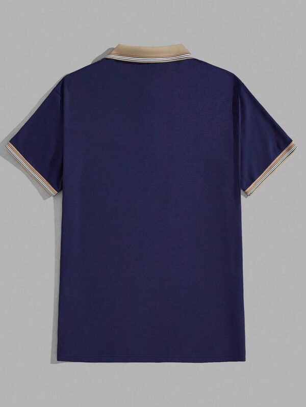 Camisa polo azul con bordado de cornamenta, ribete en contraste. Talla XL - Imagen 2