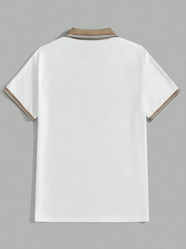 Camisa polo blanca con bordado de cornamenta, ribete en contraste. Talla XL - Imagen 2