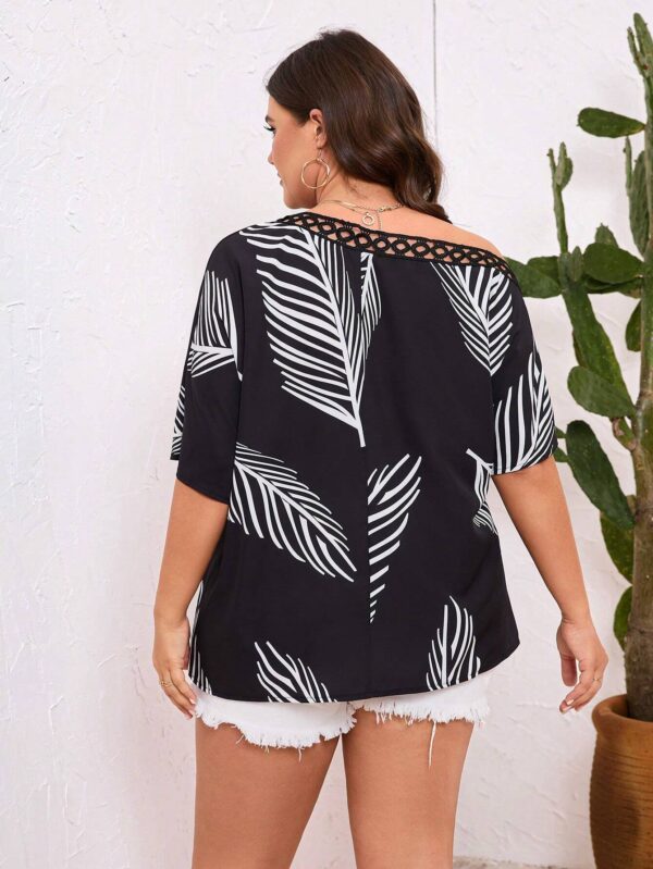 VCAY Camisa con estampado botánico y cuello asimétrico. Talla 2XL - Imagen 2