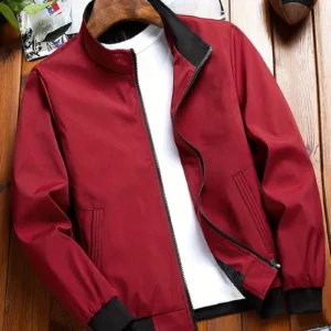 Chaqueta ligera deportiva con bolsillos, cuello alto con cierre de cremallera. Talla XL