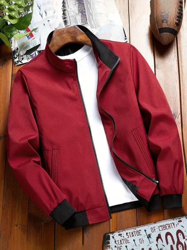 Chaqueta ligera deportiva con bolsillos, cuello alto con cierre de cremallera. Talla XL