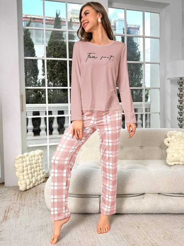 Conjunto de pijama con estampado de letras y pantalón a cuadros. Talla L