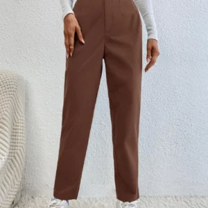 Pantalones carrot color café. Talla L