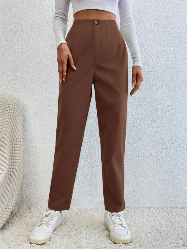 Pantalones carrot color café. Talla L