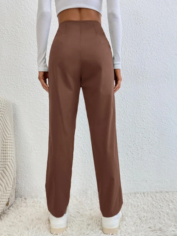 Pantalones carrot color café. Talla L - Imagen 2