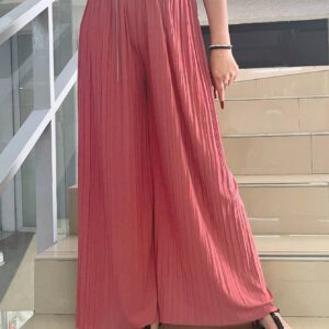 Pantalón rosa de piernas anchas de tela ligera con brillos. Unitalla