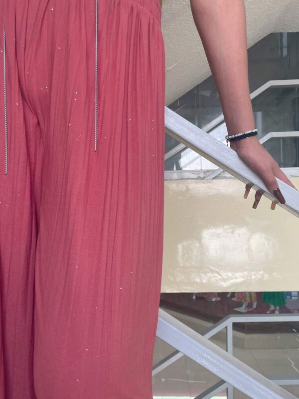 Pantalón rosa de piernas anchas de tela ligera con brillos. Unitalla - Imagen 3