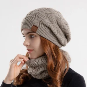 Gorro holgado con bufanda beige. Unitalla