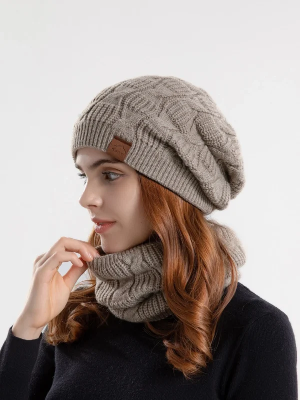 Gorro holgado con bufanda beige. Unitalla