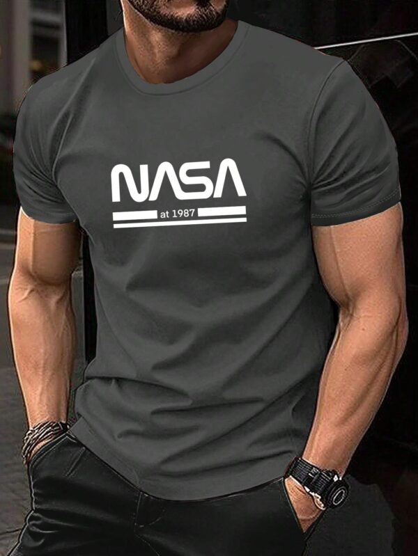 Camiseta de manga corta con estampado de letras NASA. Talla L.