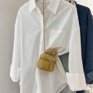 Camisa casual manga larga con botones y bolsillo frontal. Blanca. (L)